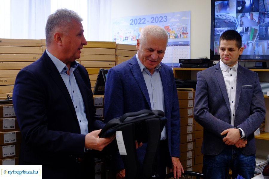 Notebook átadó a kertvárosi iskolában