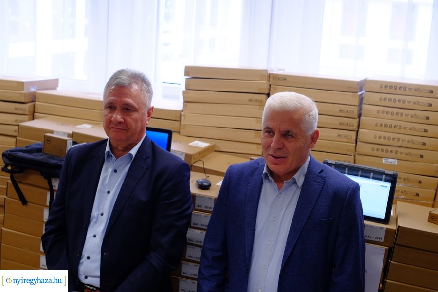 Notebook átadó a kertvárosi iskolában