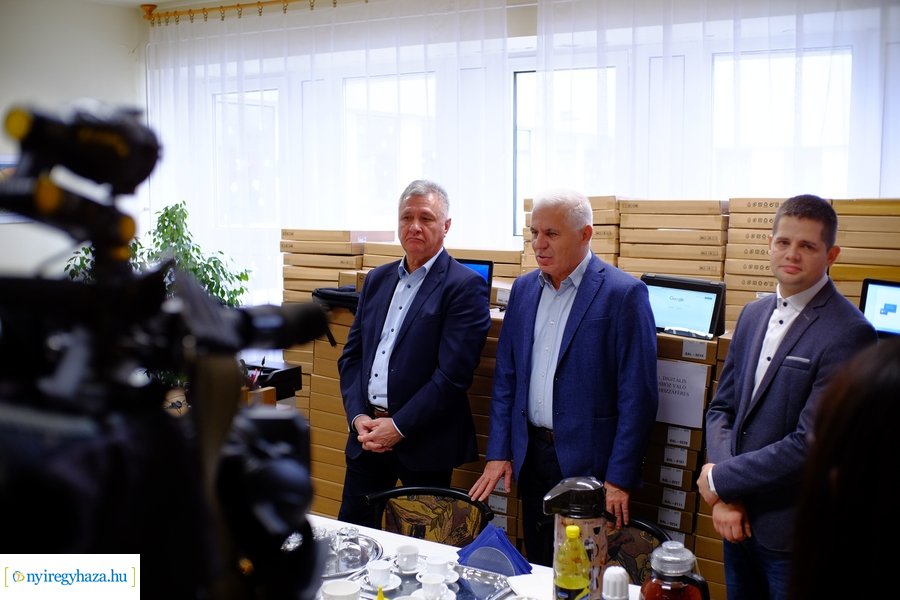 Notebook átadó a kertvárosi iskolában