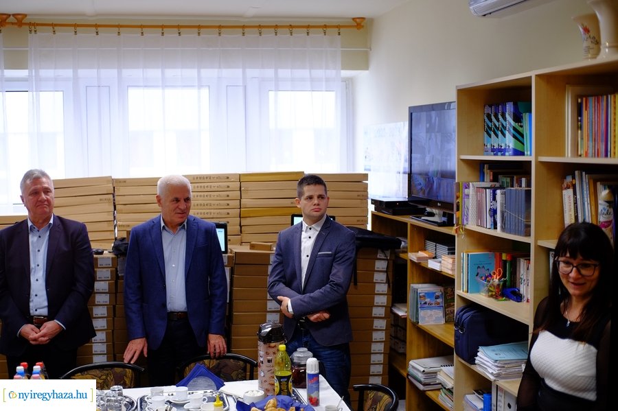 Notebook átadó a kertvárosi iskolában