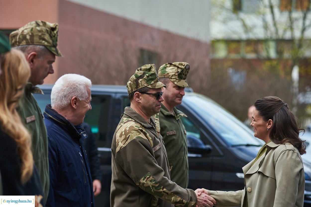 Novák Katalin látogatása a Mikecz Kálmán Honvéd Kollégiumban