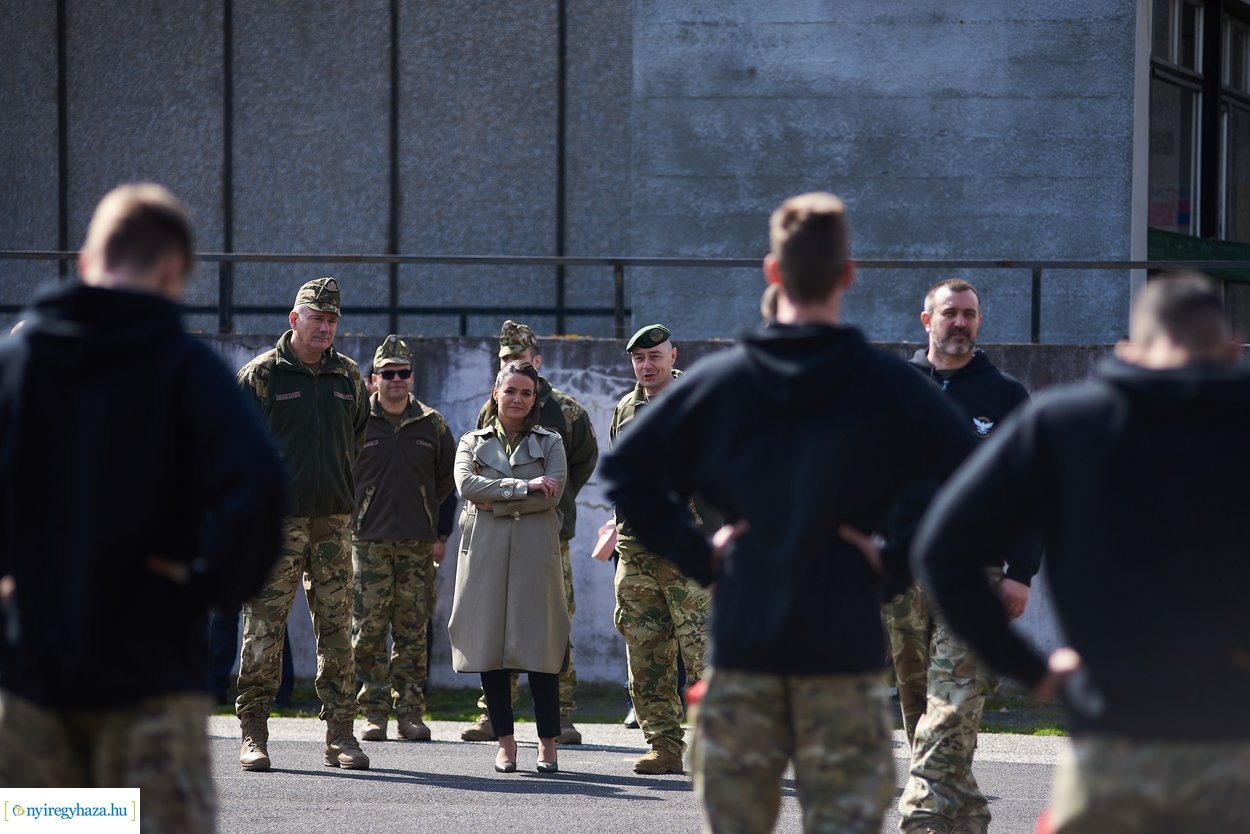 Novák Katalin látogatása a Mikecz Kálmán Honvéd Kollégiumban