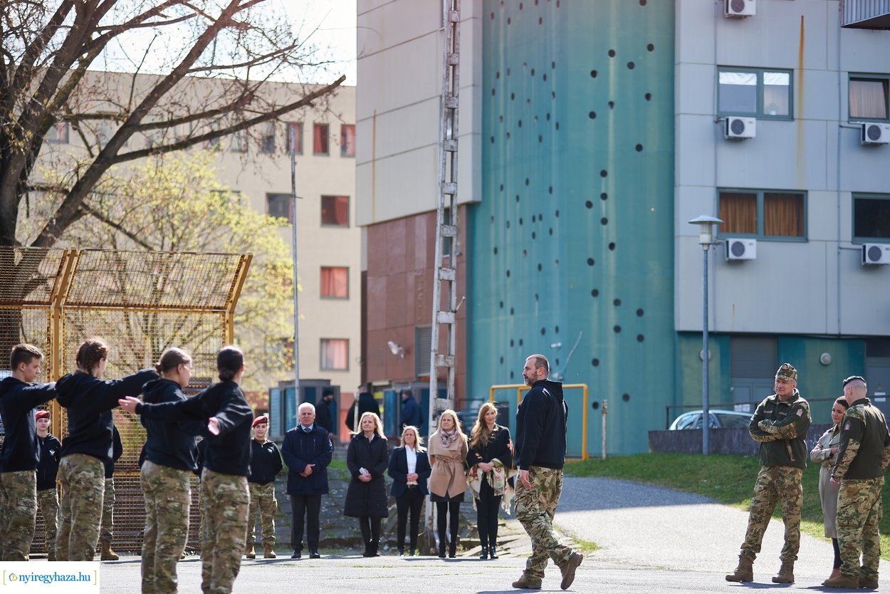 Novák Katalin látogatása a Mikecz Kálmán Honvéd Kollégiumban