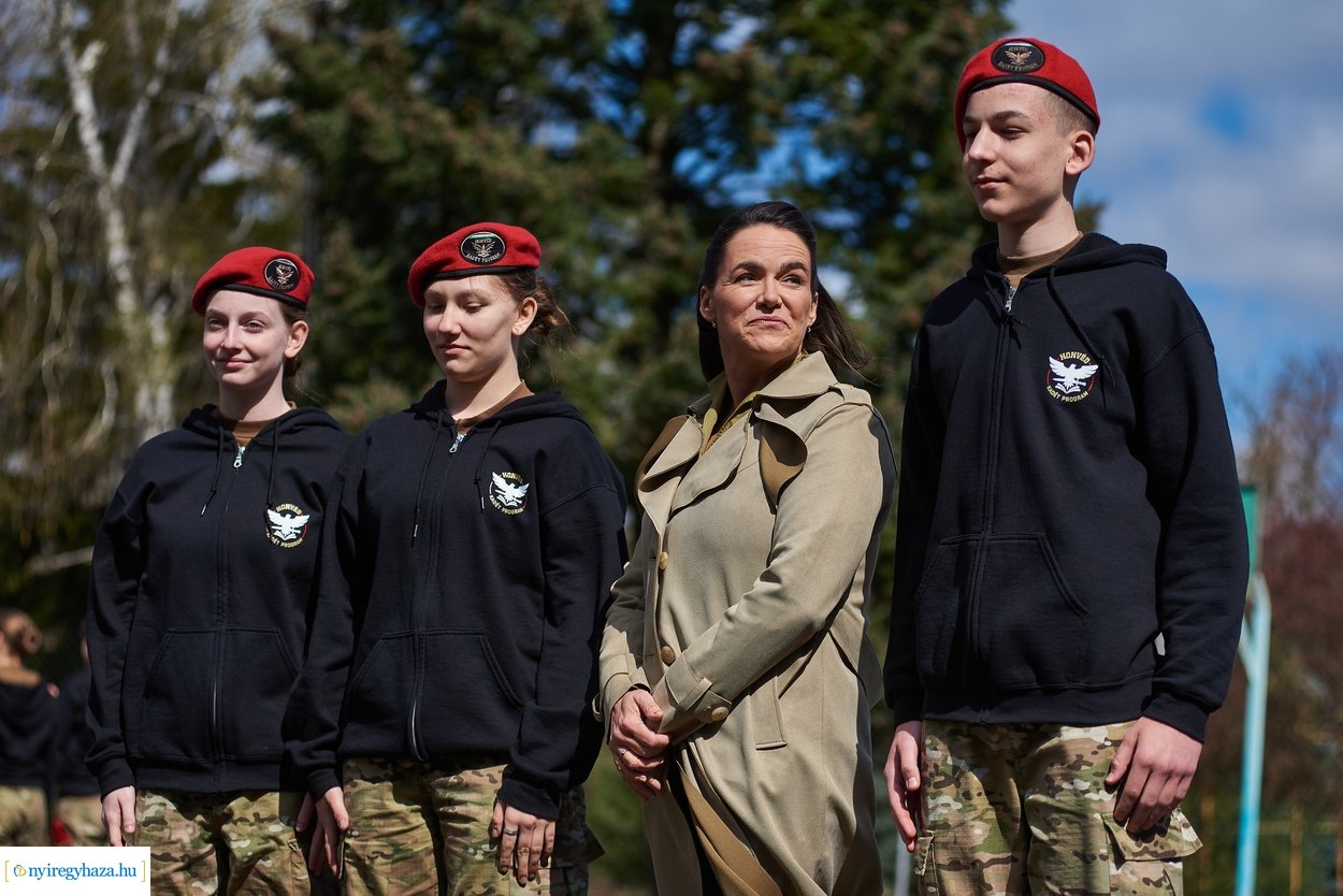 Novák Katalin látogatása a Mikecz Kálmán Honvéd Kollégiumban