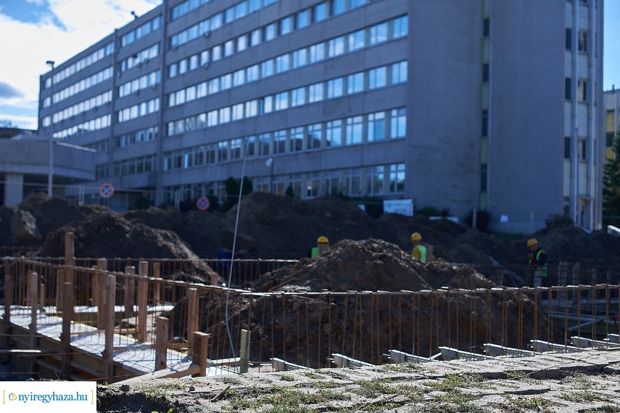 Nővérszálló alapkő letétele a Jósa András kórházban