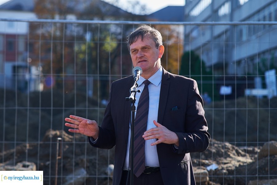 Nővérszálló alapkő letétele a Jósa András kórházban