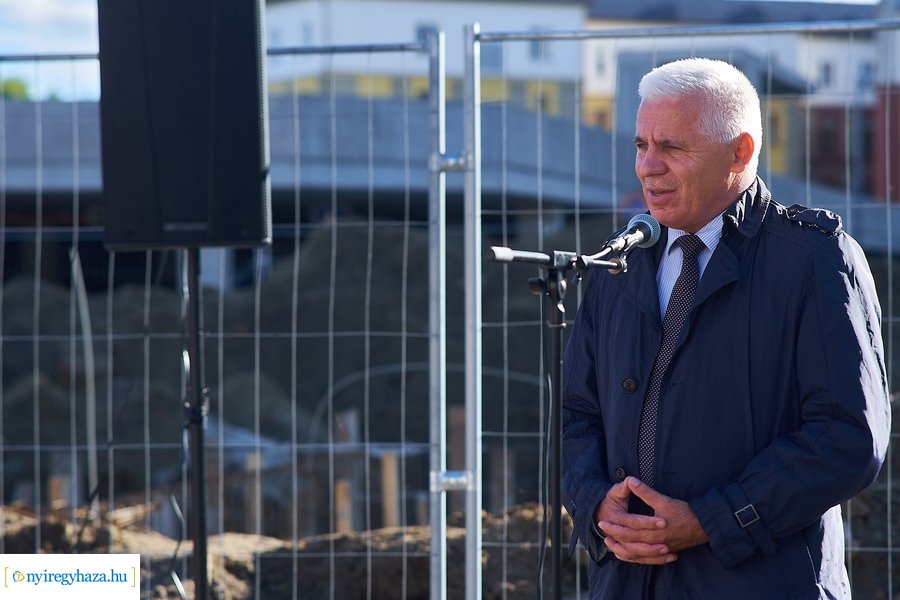 Nővérszálló alapkő letétele a Jósa András kórházban