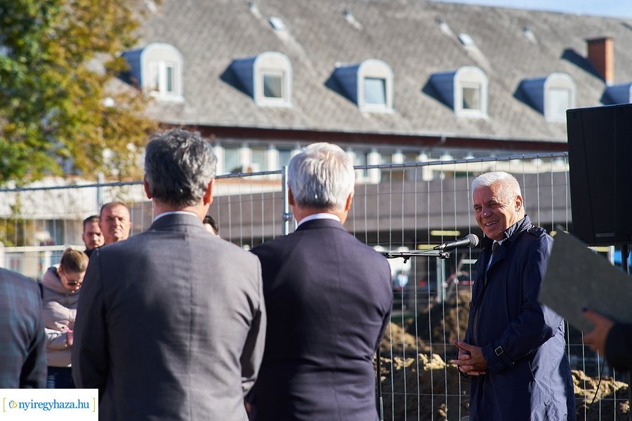 Nővérszálló alapkő letétele a Jósa András kórházban