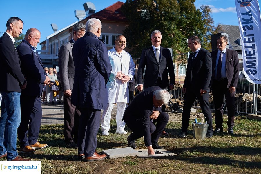 Nővérszálló alapkő letétele a Jósa András kórházban