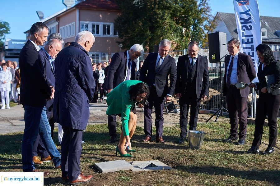 Nővérszálló alapkő letétele a Jósa András kórházban