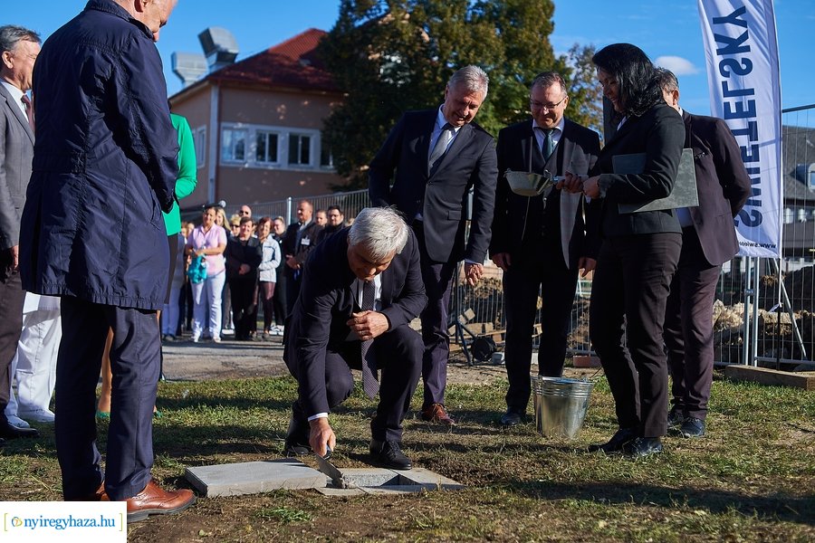Nővérszálló alapkő letétele a Jósa András kórházban