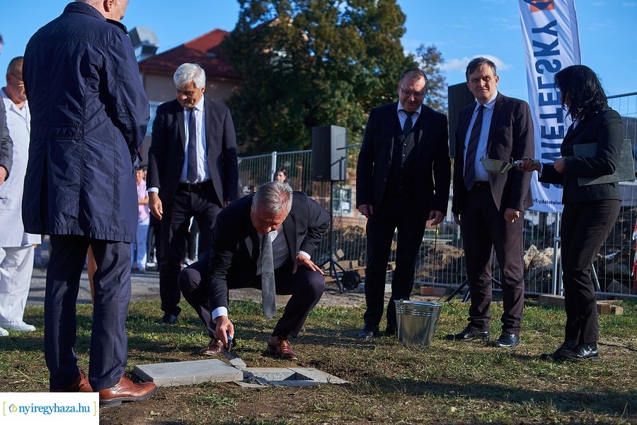 Nővérszálló alapkő letétele a Jósa András kórházban