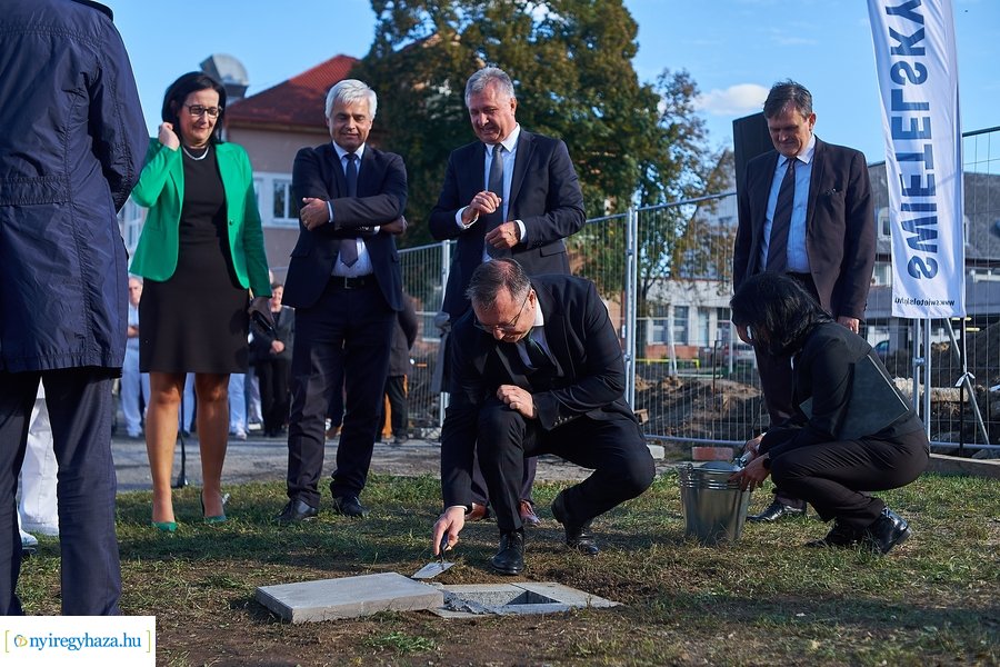 Nővérszálló alapkő letétele a Jósa András kórházban