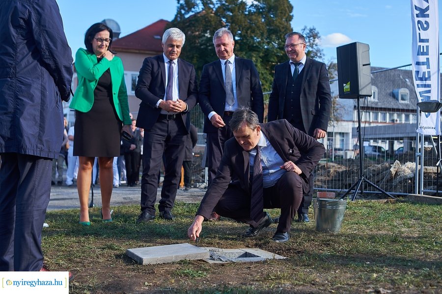 Nővérszálló alapkő letétele a Jósa András kórházban