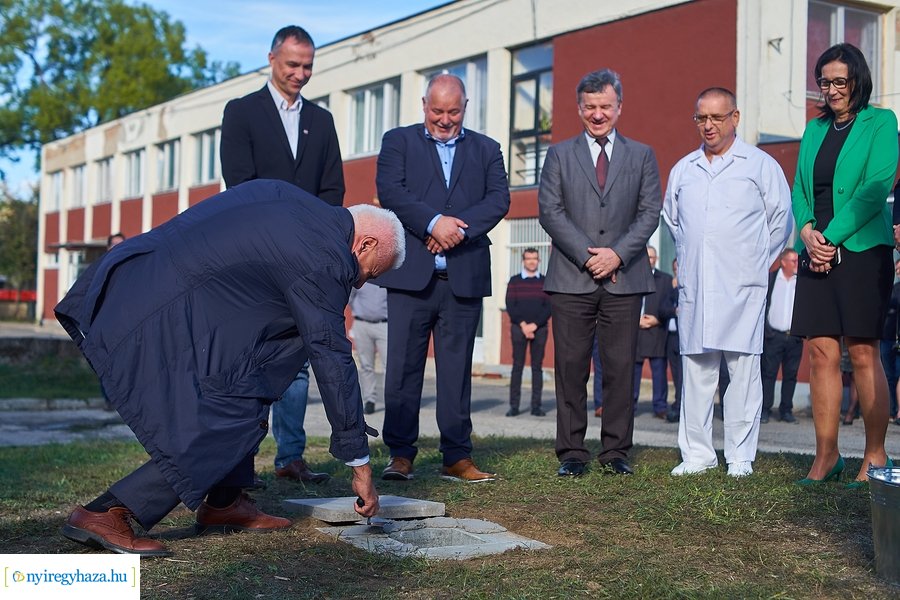 Nővérszálló alapkő letétele a Jósa András kórházban