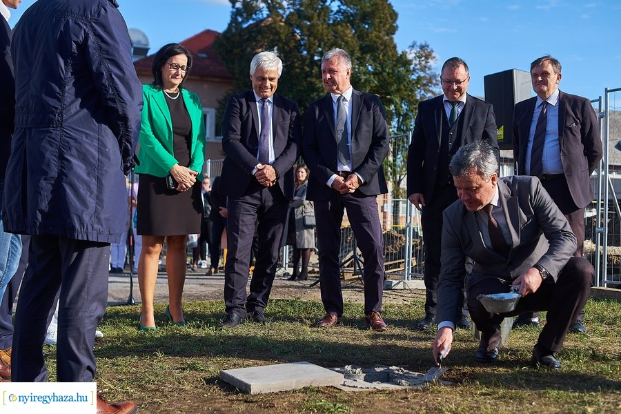 Nővérszálló alapkő letétele a Jósa András kórházban