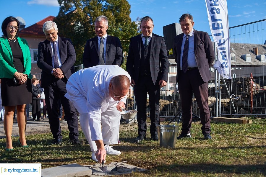 Nővérszálló alapkő letétele a Jósa András kórházban