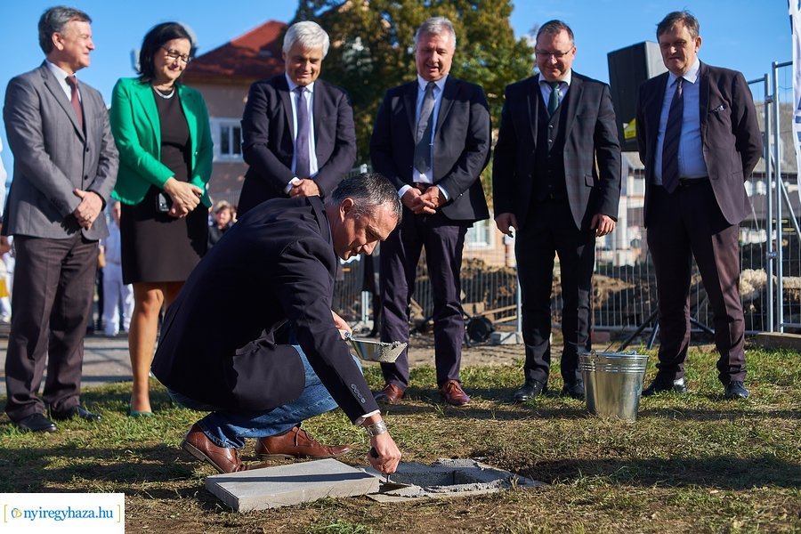 Nővérszálló alapkő letétele a Jósa András kórházban