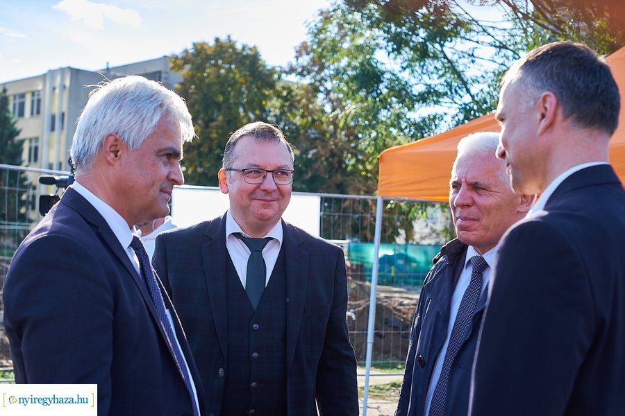 Nővérszálló alapkő letétele a Jósa András kórházban