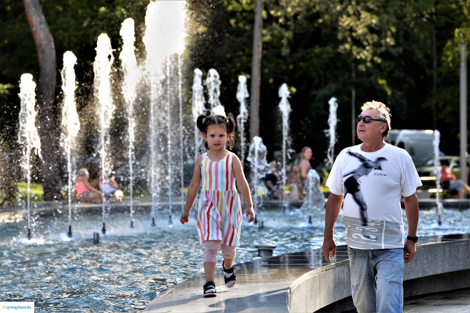 Nyári délután a sóstói szökőkútpark mellett