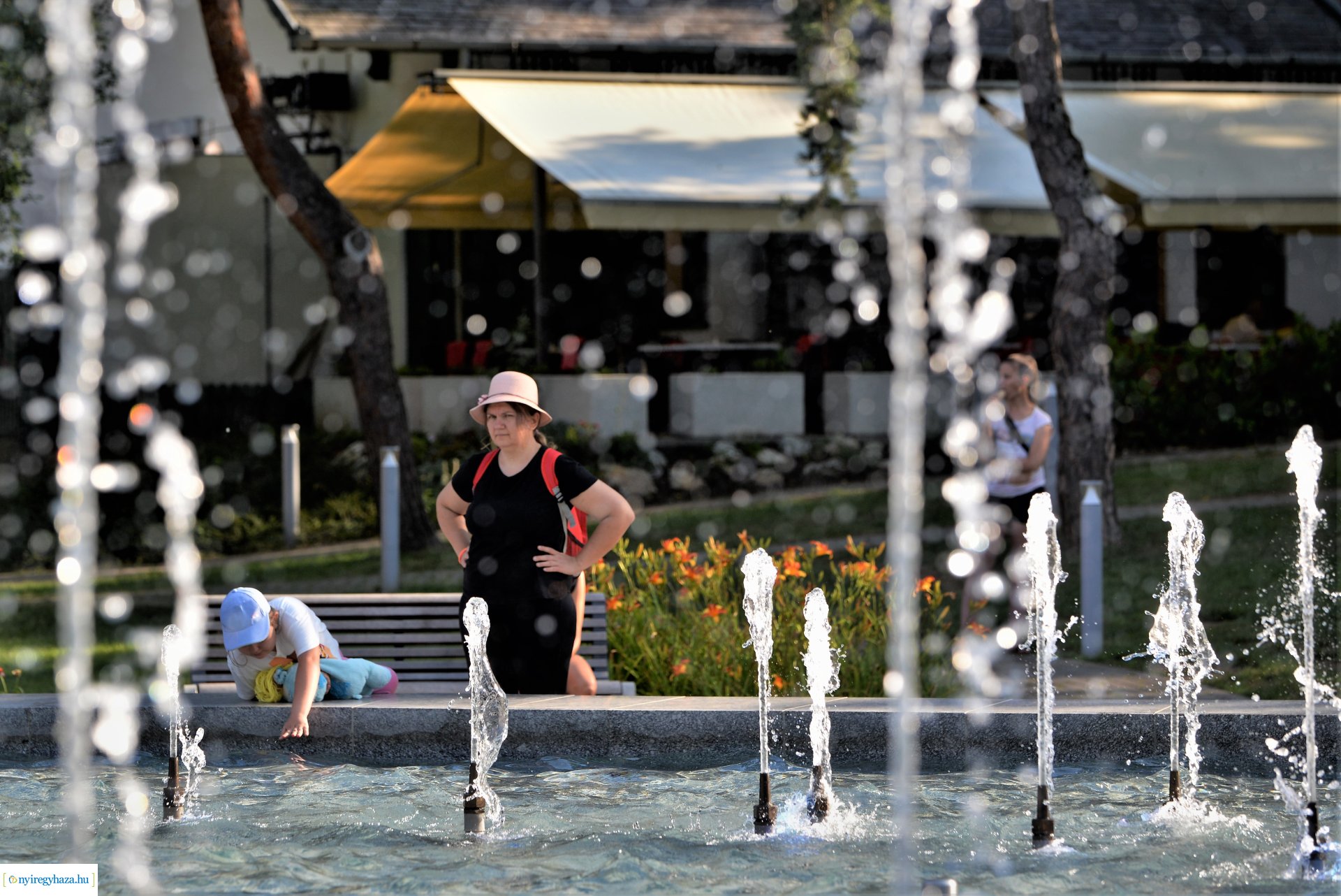 Nyári délután a sóstói szökőkútpark mellett
