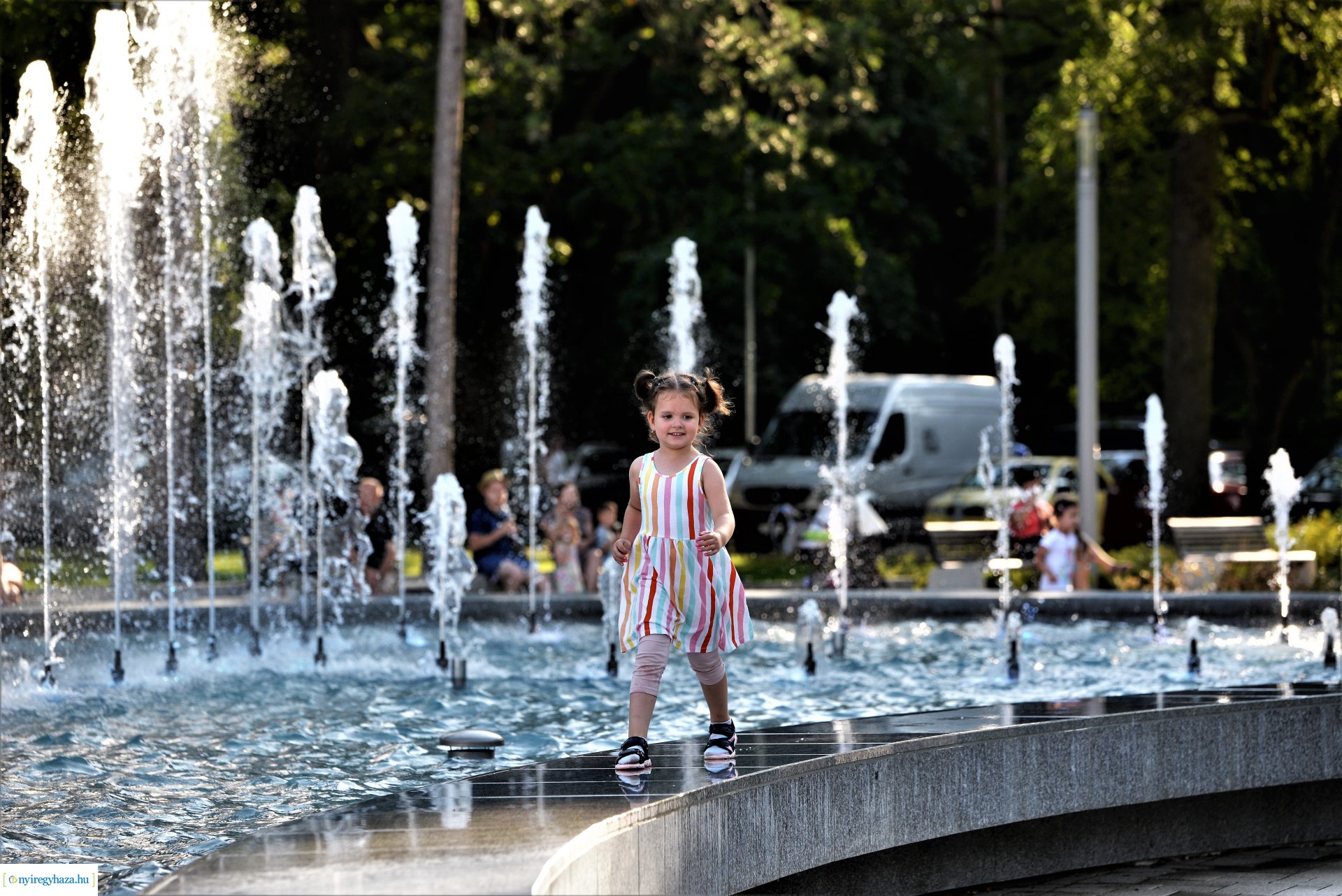 Nyári délután a sóstói szökőkútpark mellett
