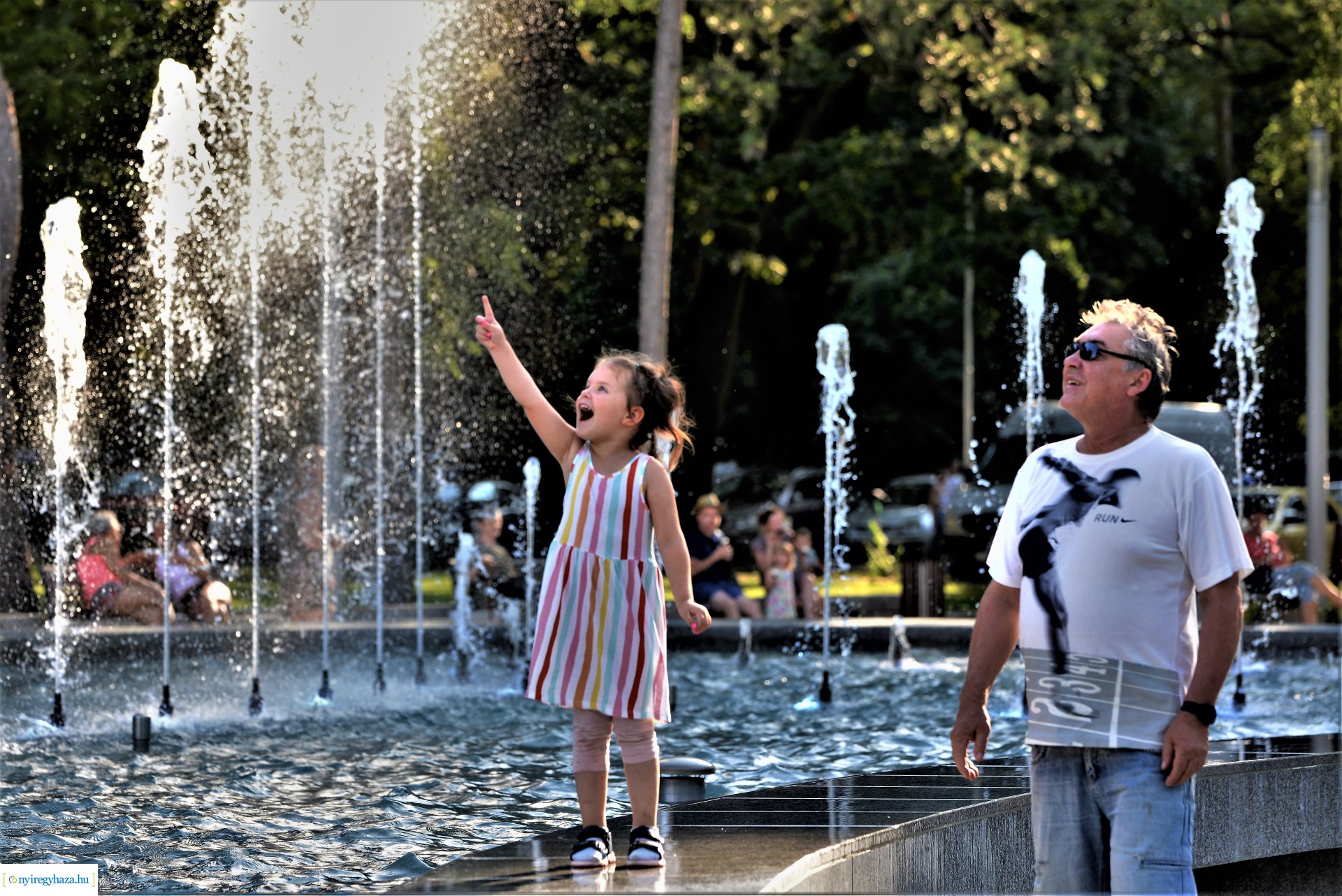 Nyári délután a sóstói szökőkútpark mellett