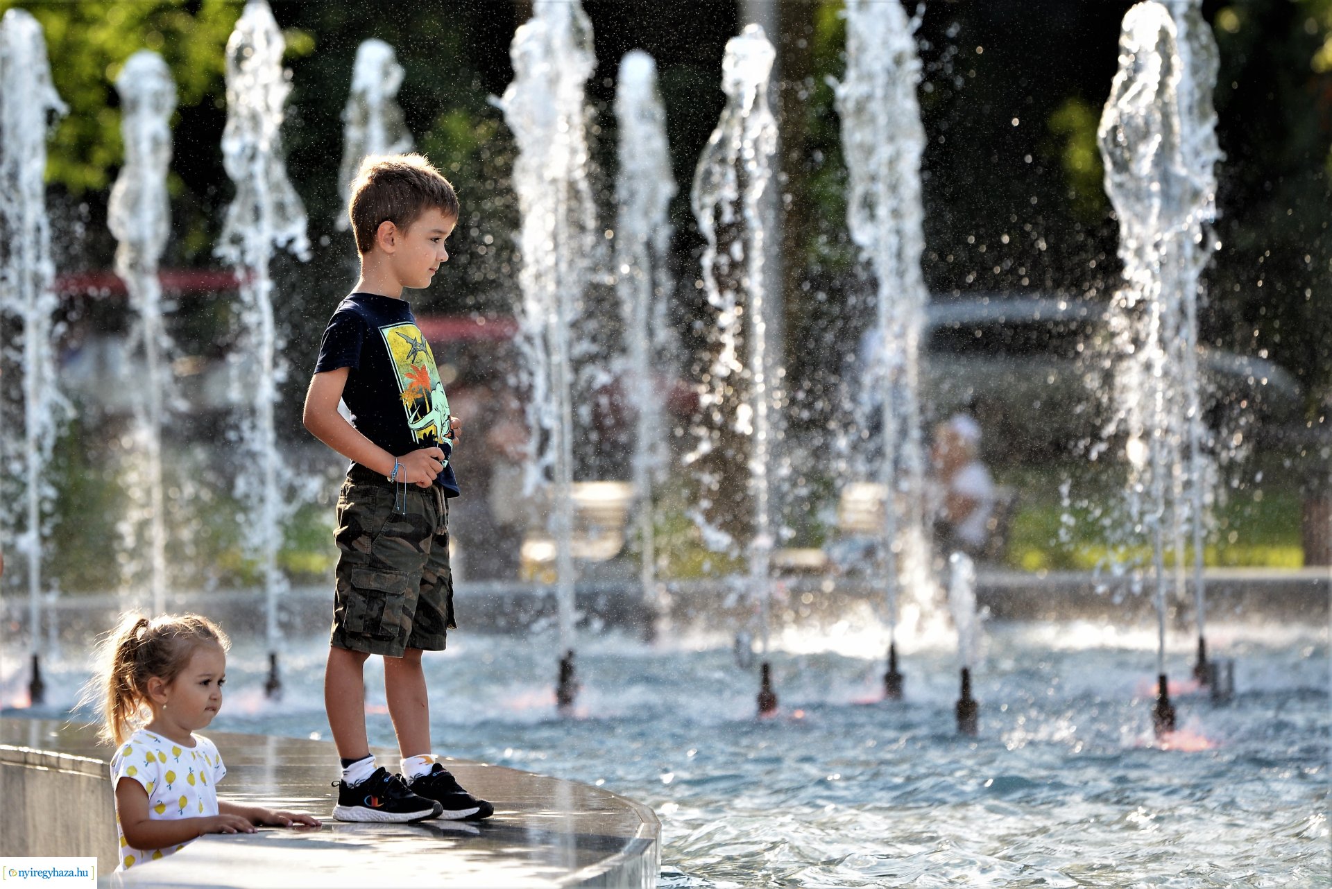 Nyári délután a sóstói szökőkútpark mellett