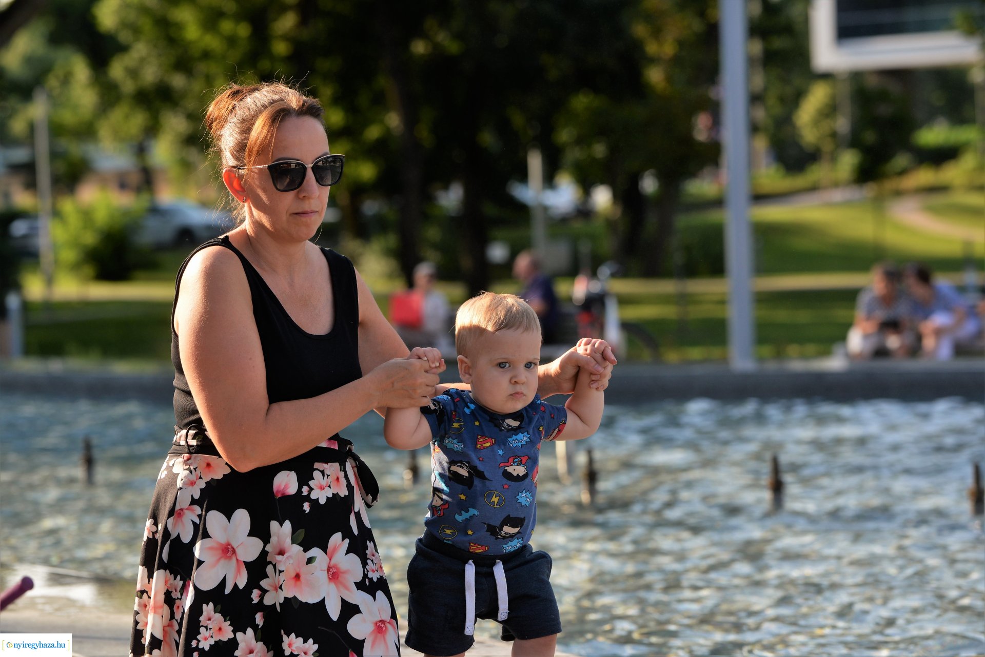 Nyári délután a sóstói szökőkútpark mellett