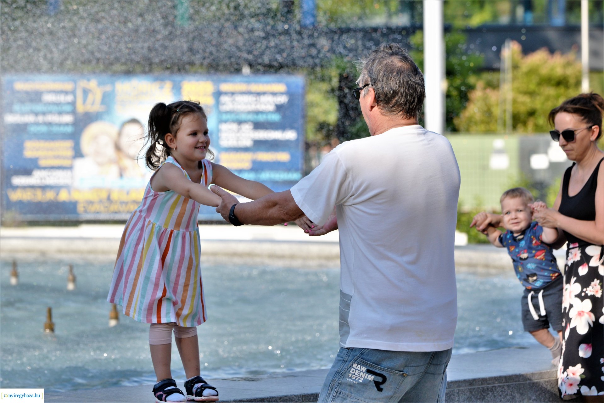 Nyári délután a sóstói szökőkútpark mellett