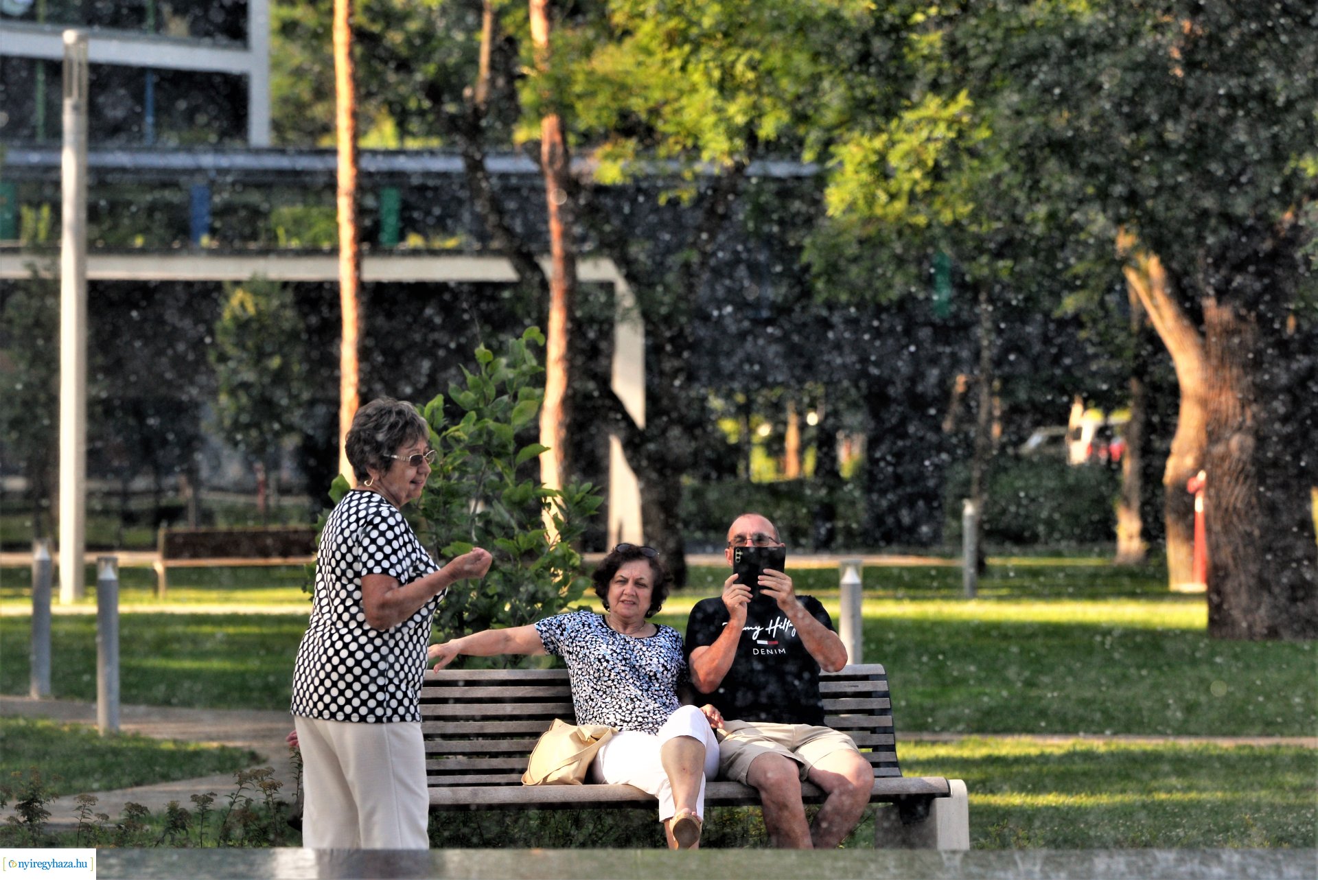 Nyári délután a sóstói szökőkútpark mellett