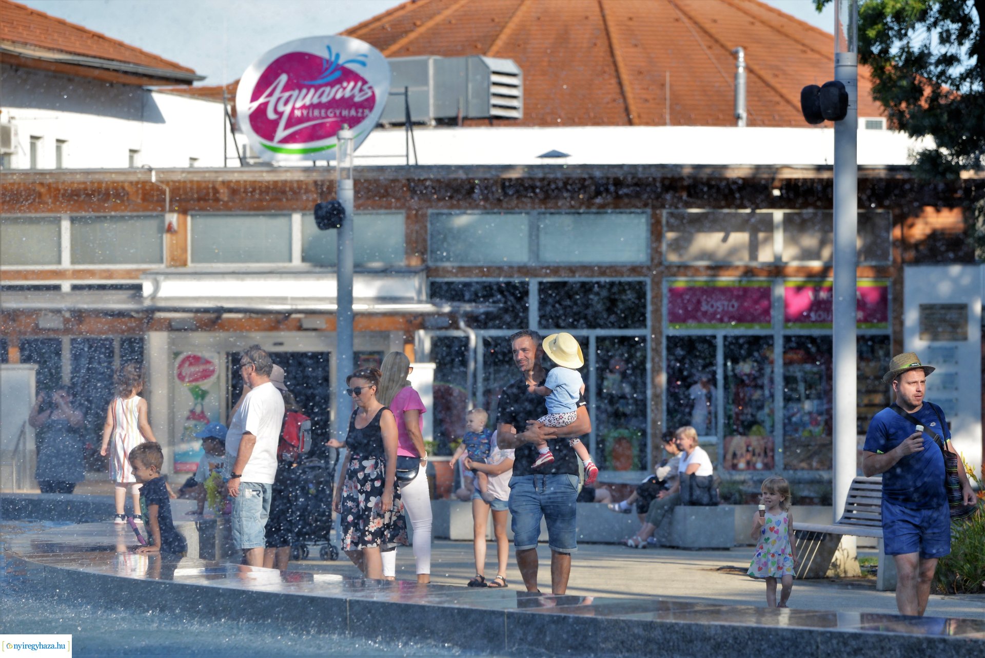 Nyári délután a sóstói szökőkútpark mellett