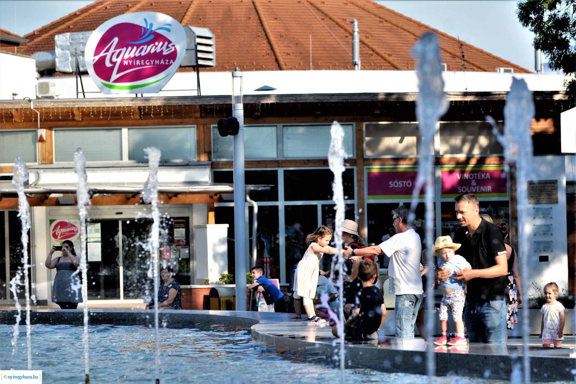 Nyári délután a sóstói szökőkútpark mellett