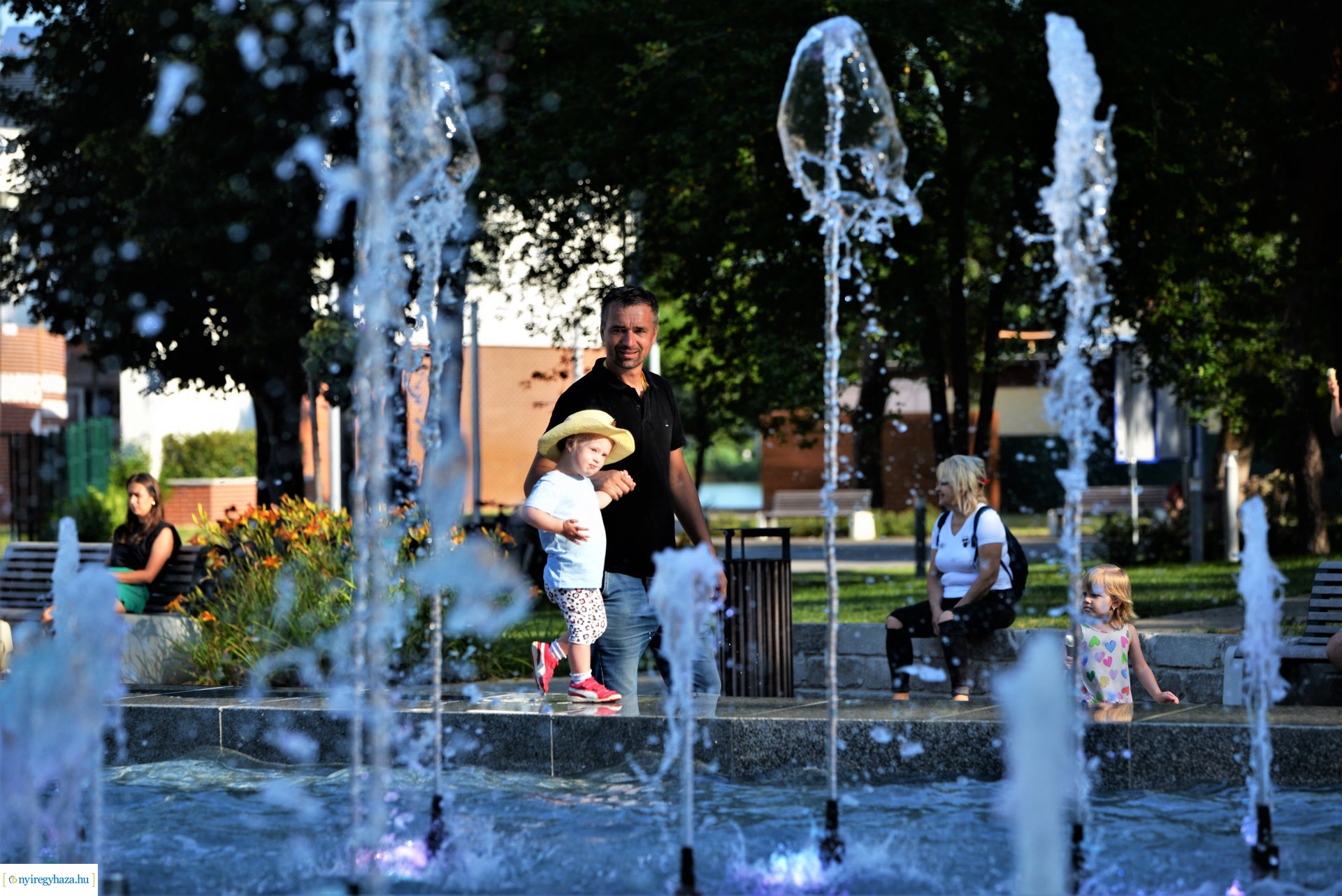 Nyári délután a sóstói szökőkútpark mellett