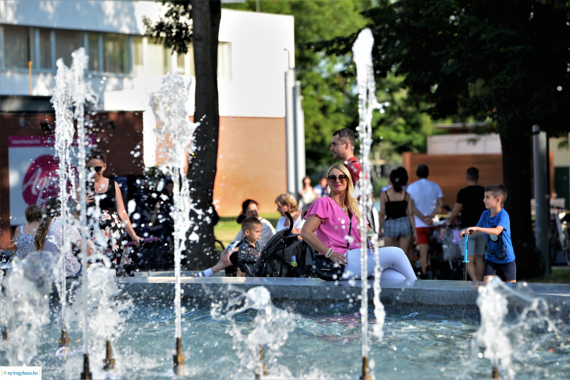 Nyári délután a sóstói szökőkútpark mellett