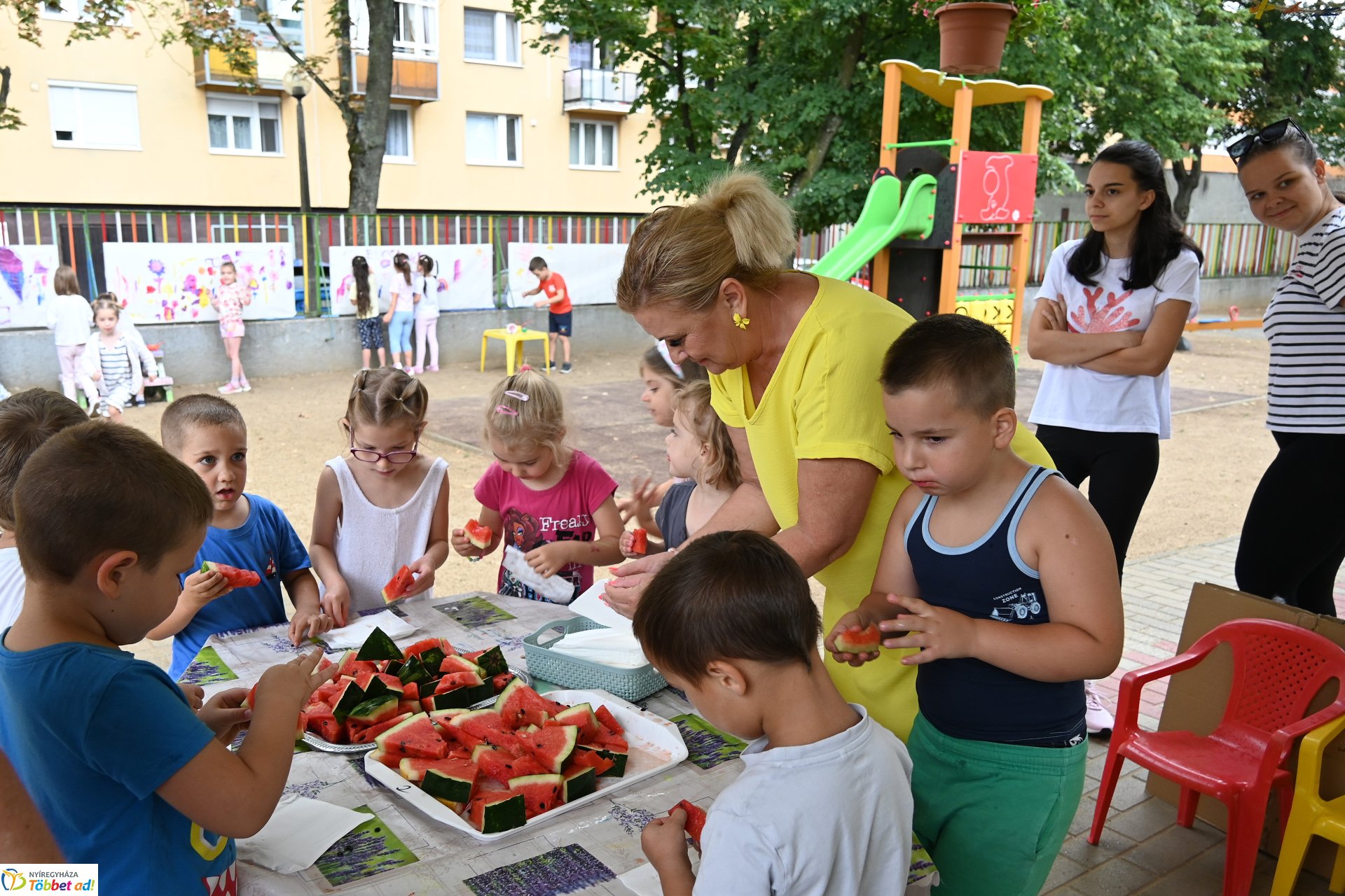 Nyári diákmunka program - iskolások segítik az óvónők munkáját