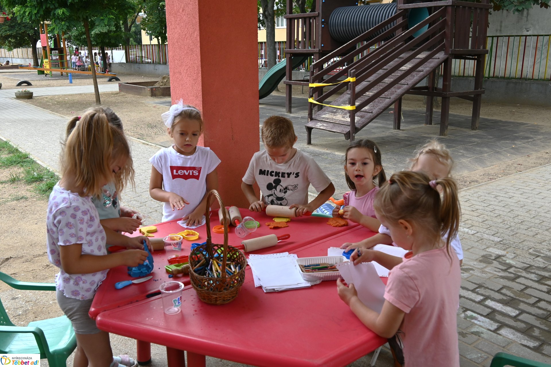 Nyári diákmunka program - iskolások segítik az óvónők munkáját