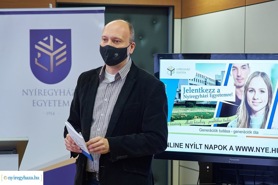 NYE felvételi sajtótájékoztatója