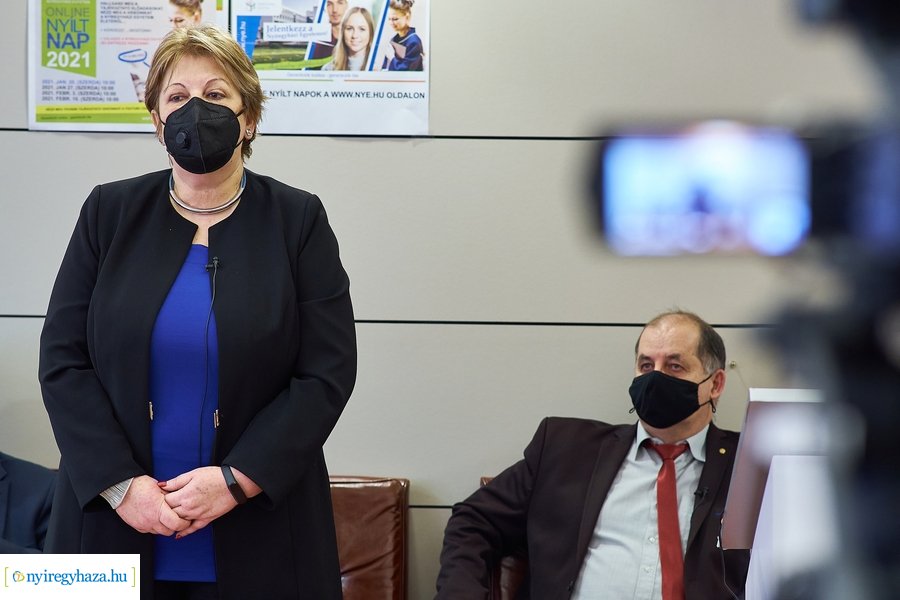 NYE felvételi sajtótájékoztatója