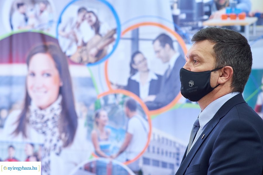 NYE felvételi sajtótájékoztatója