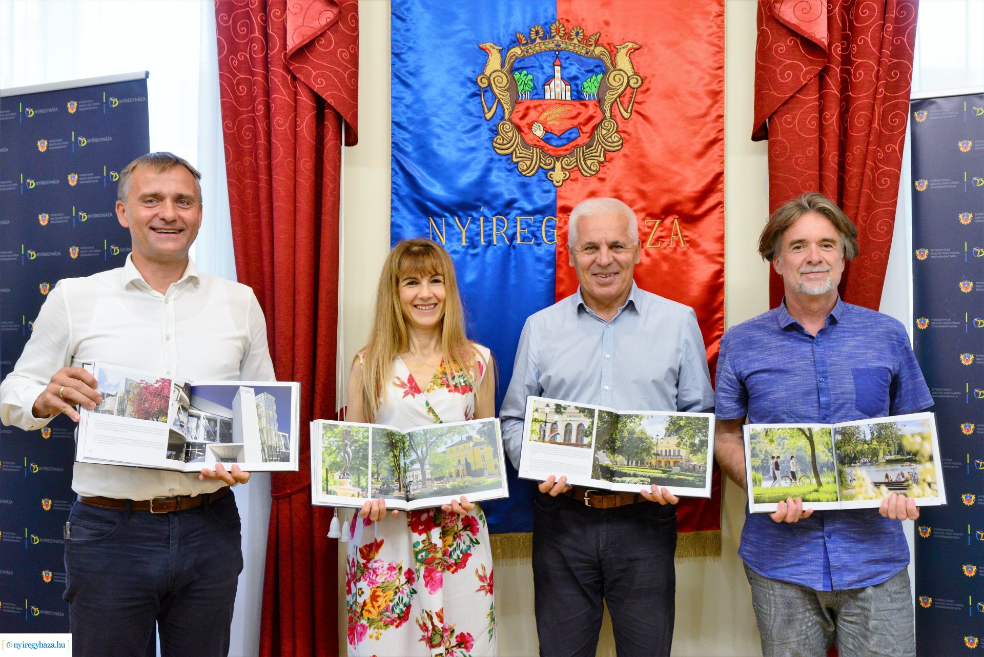 Nyíregyháza új képeskönyvét mutatták be a Városházán