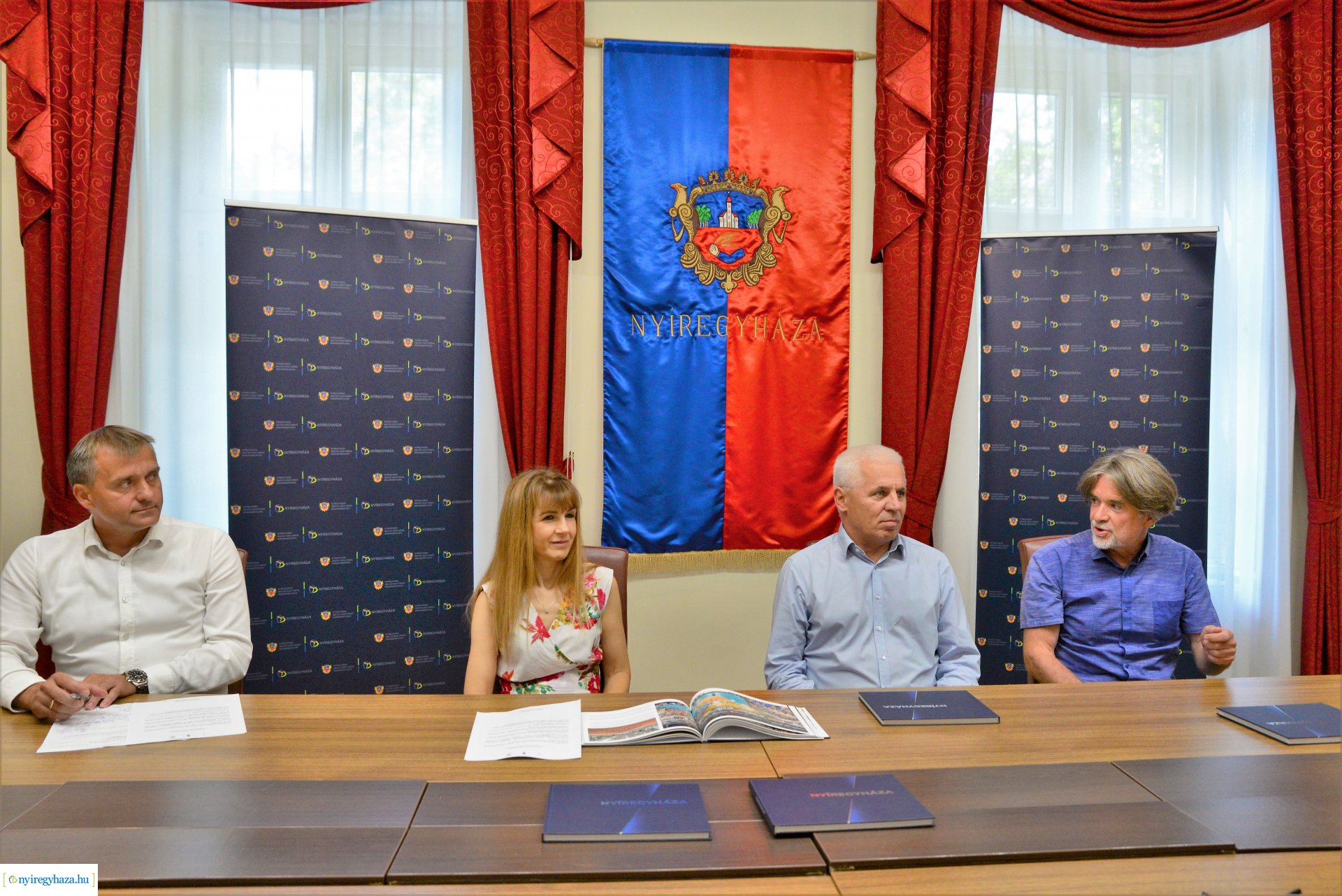 Nyíregyháza új képeskönyvét mutatták be a Városházán