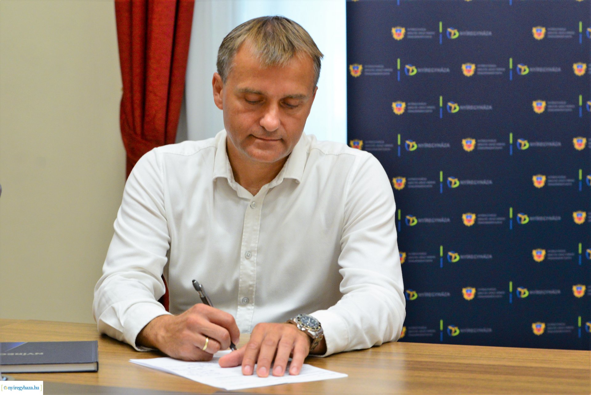 Nyíregyháza új képeskönyvét mutatták be a Városházán