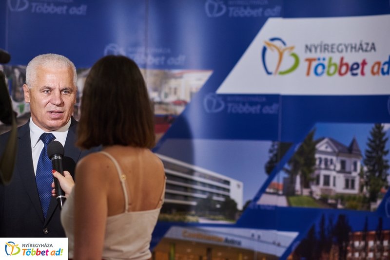 Nyíregyházi Atlétikai Centrum szerződés aláírás