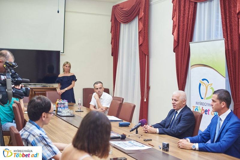 Nyíregyházi Atlétikai Centrum szerződés aláírás