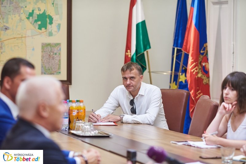 Nyíregyházi Atlétikai Centrum szerződés aláírás