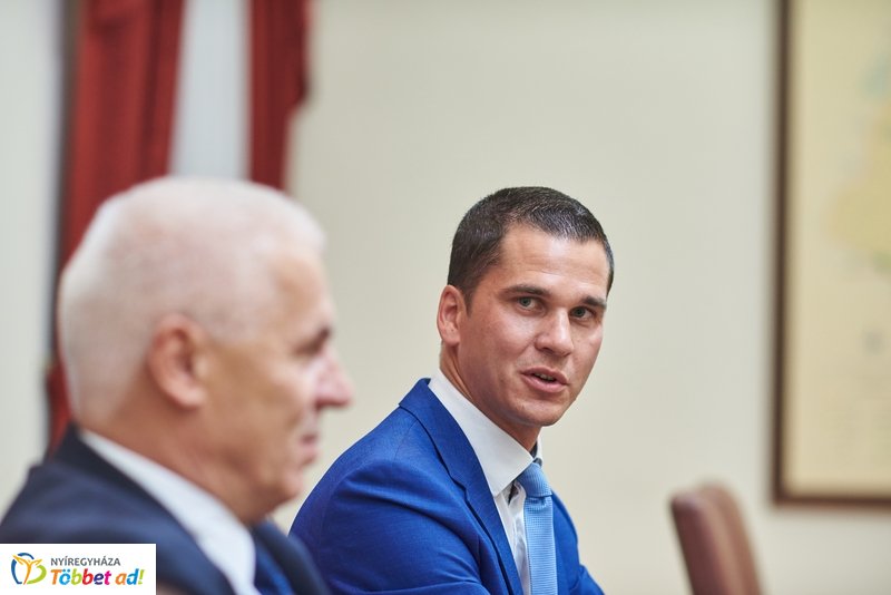 Nyíregyházi Atlétikai Centrum szerződés aláírás