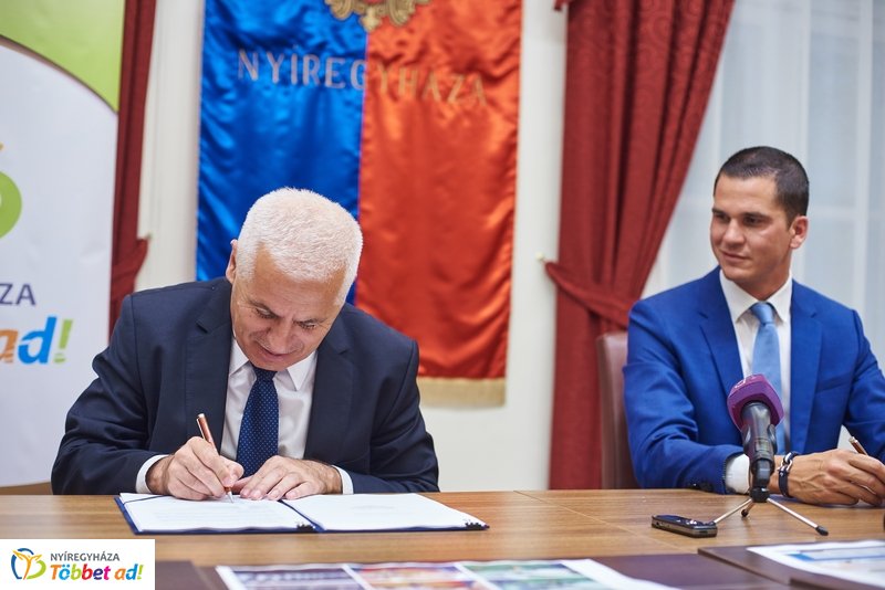Nyíregyházi Atlétikai Centrum szerződés aláírás