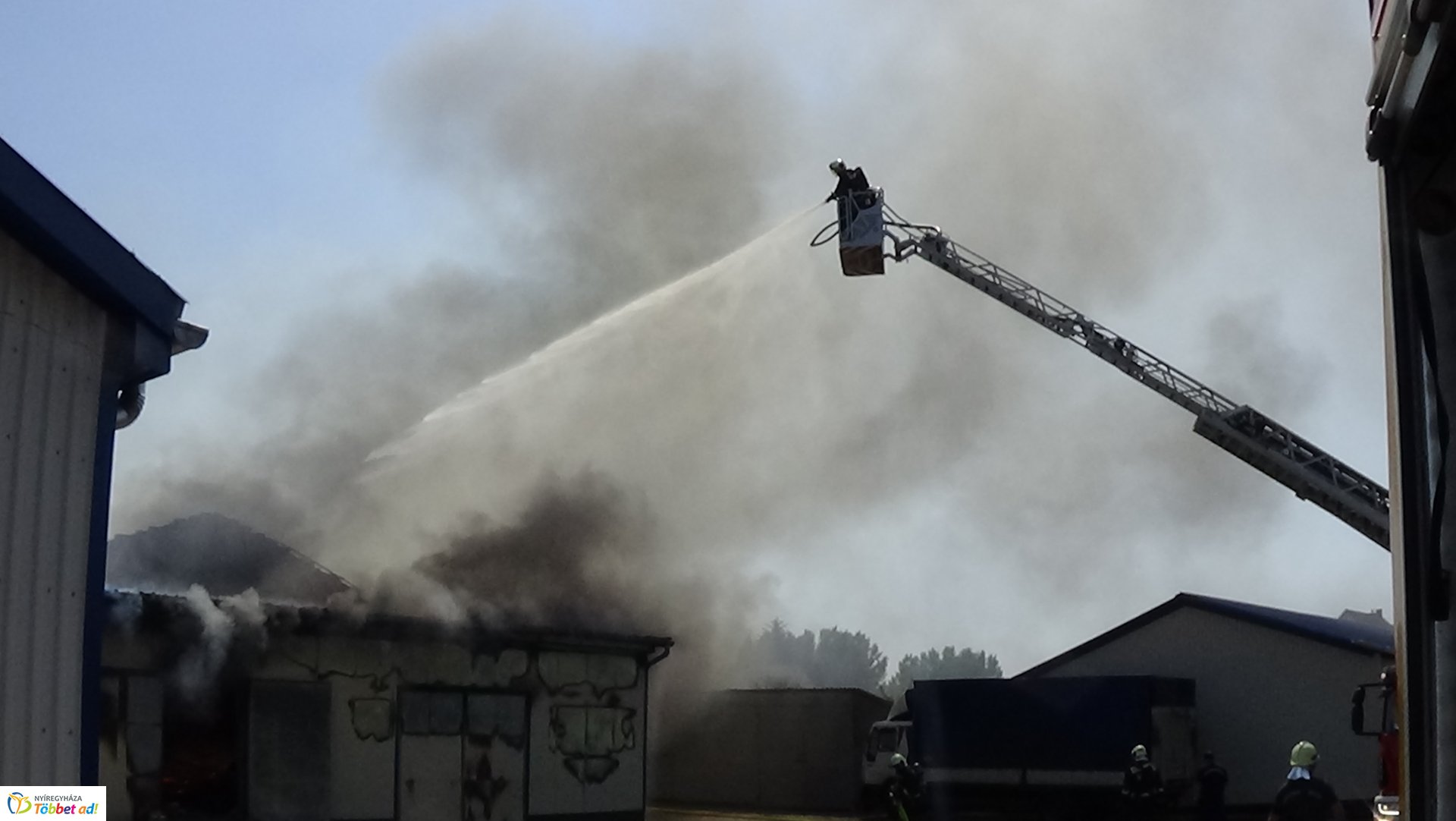 Nyíregyházi üzemcsarnok lángolt