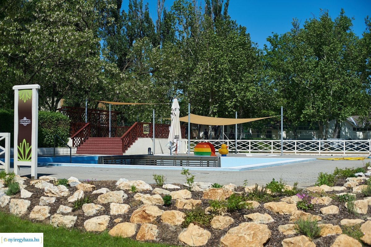 Nyitási munkálatok a Tófürdőn